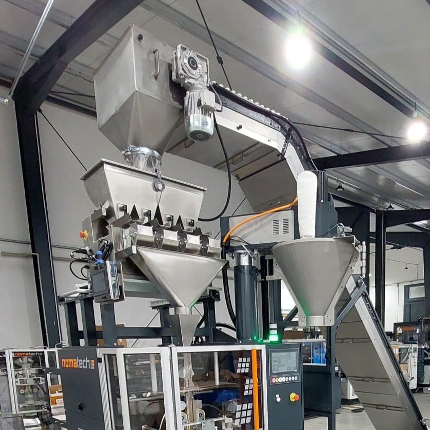 Při širokém sortimentu produktů je nutné vybavit balicí stroj dvěma typy dávkovacích zařízení - šnekový dávkovač pro prašné produkty a lineární váhy pro dobře sypné produkty Dva typy dávkovacích zařízení